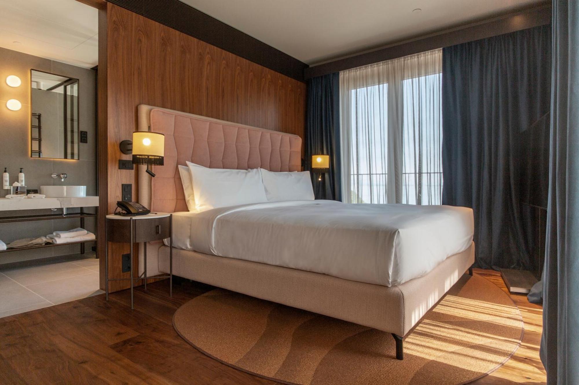 King Corner Guest Room with Sea View