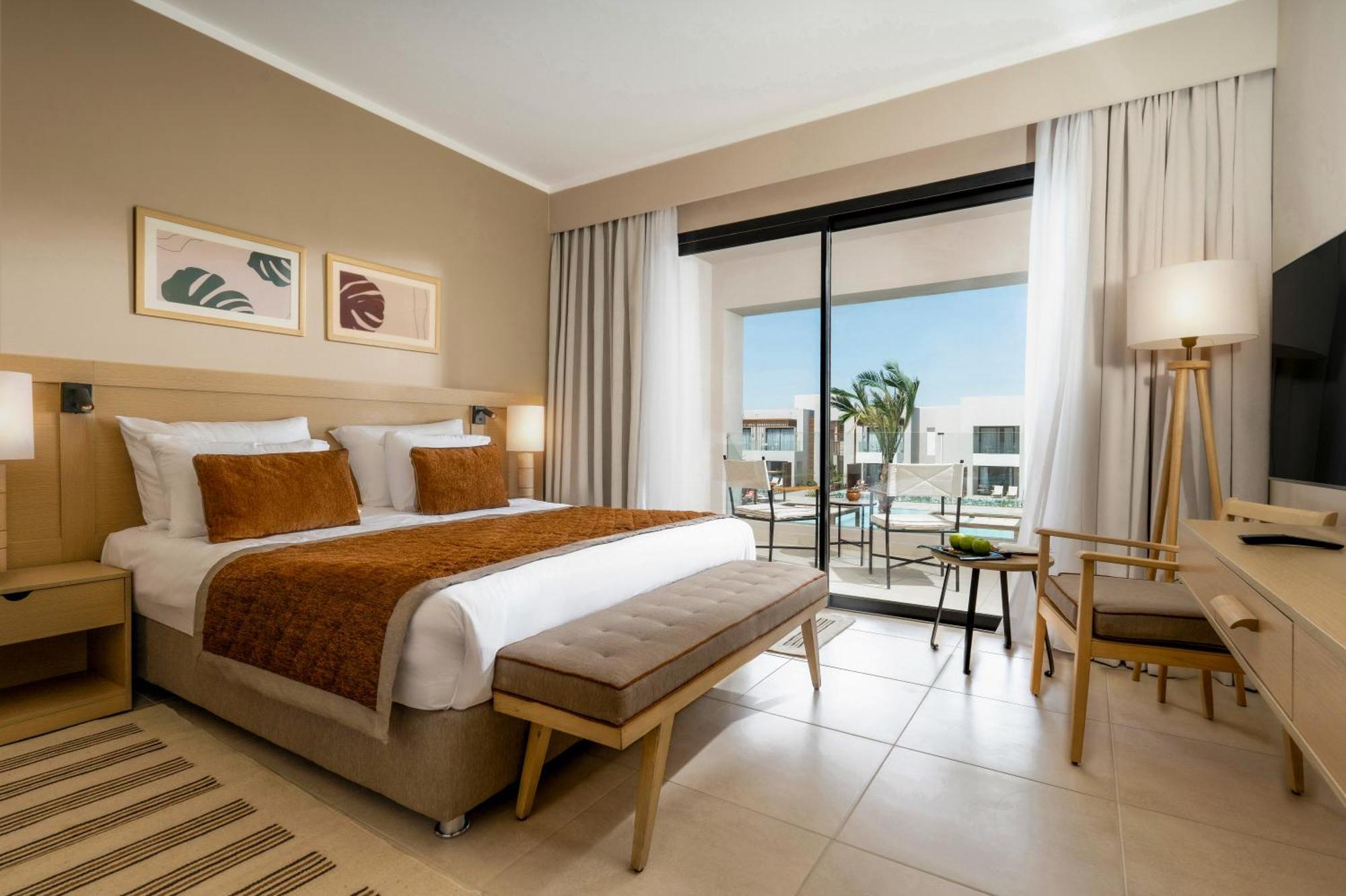 Deluxe Queen Side Sea View