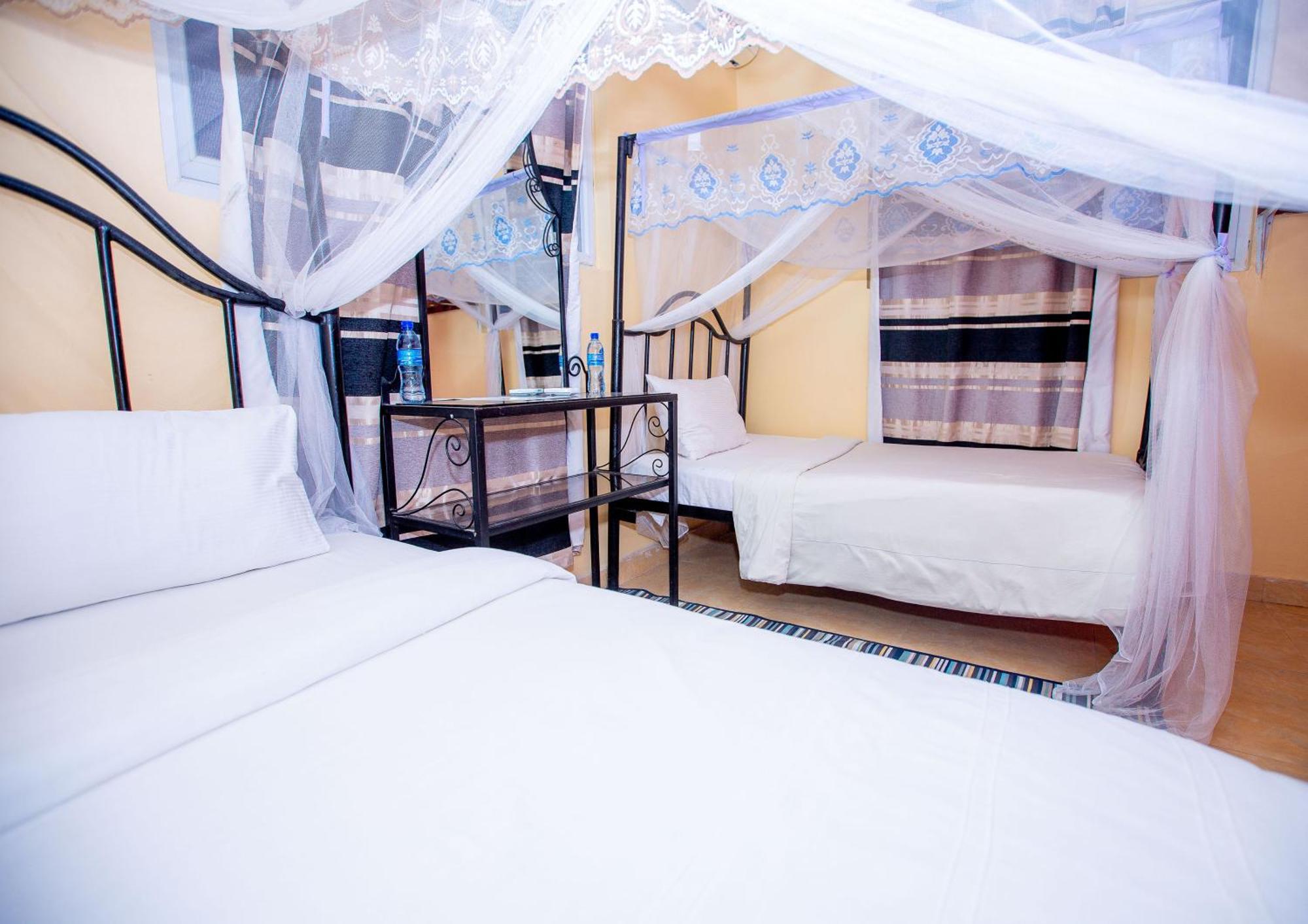 Standard Twin Room with Shared Bathroom