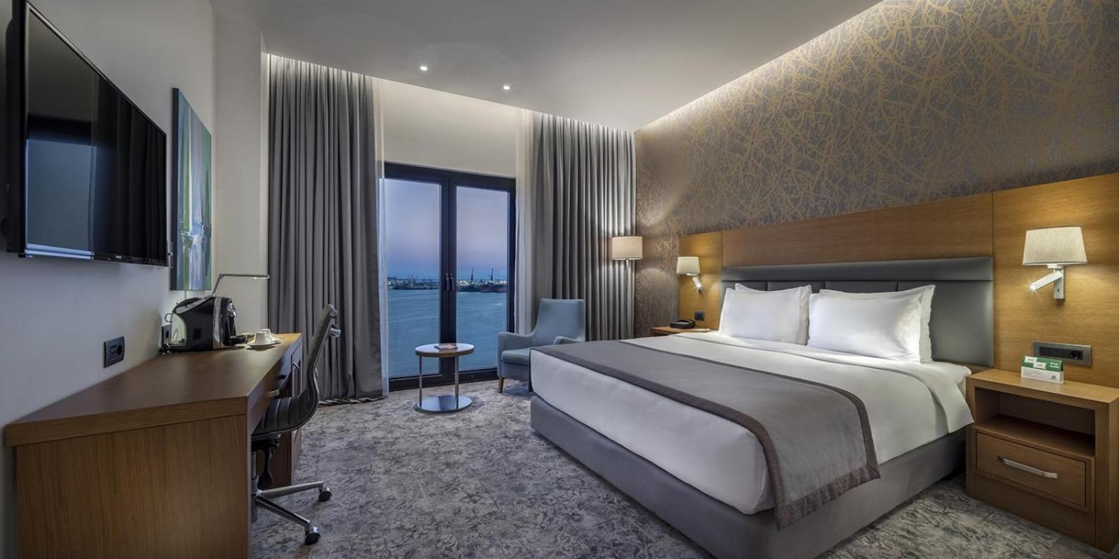 Standard King Room with Sea View