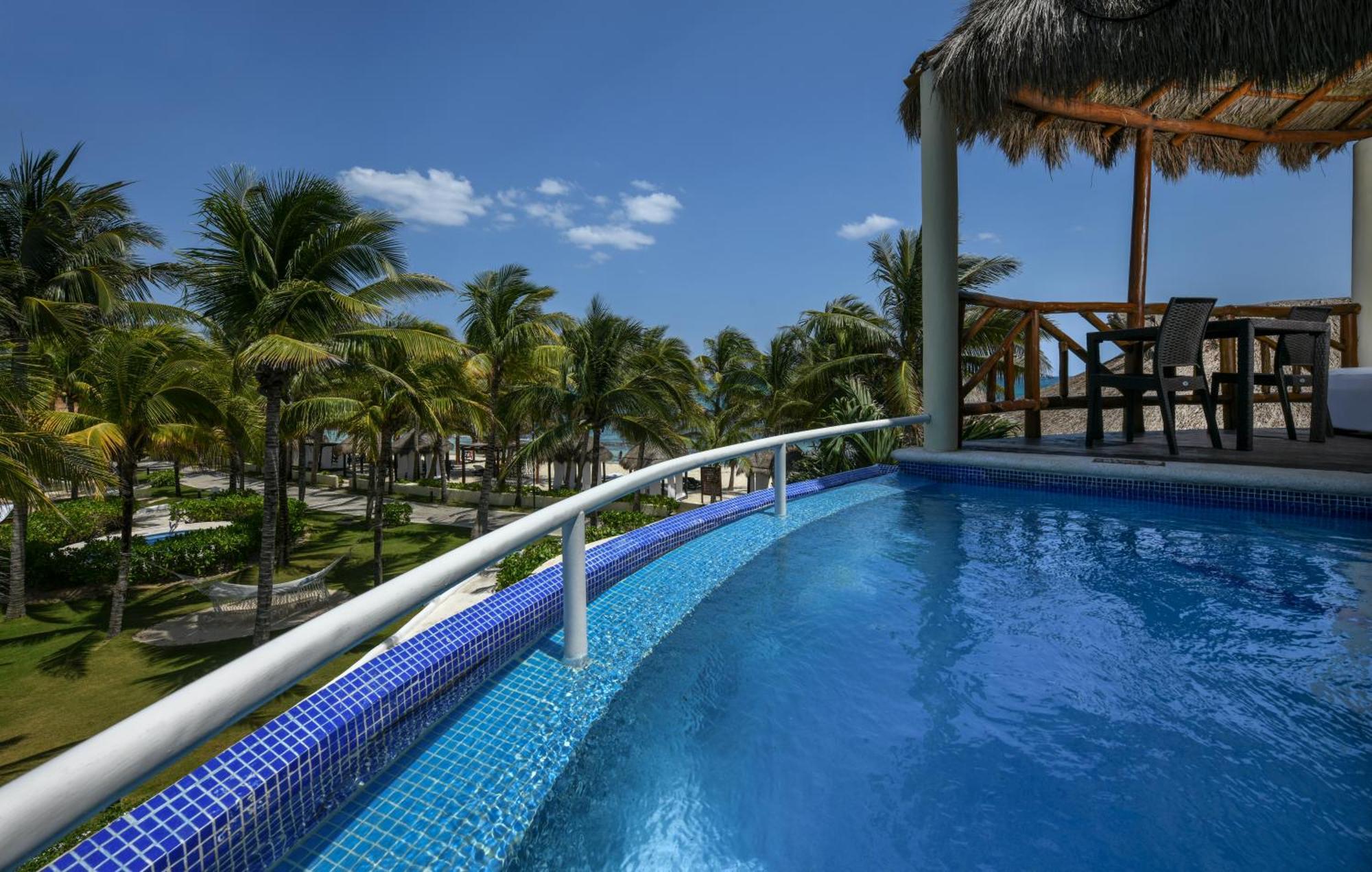 Royal Retreat Deluxe Pool Suite