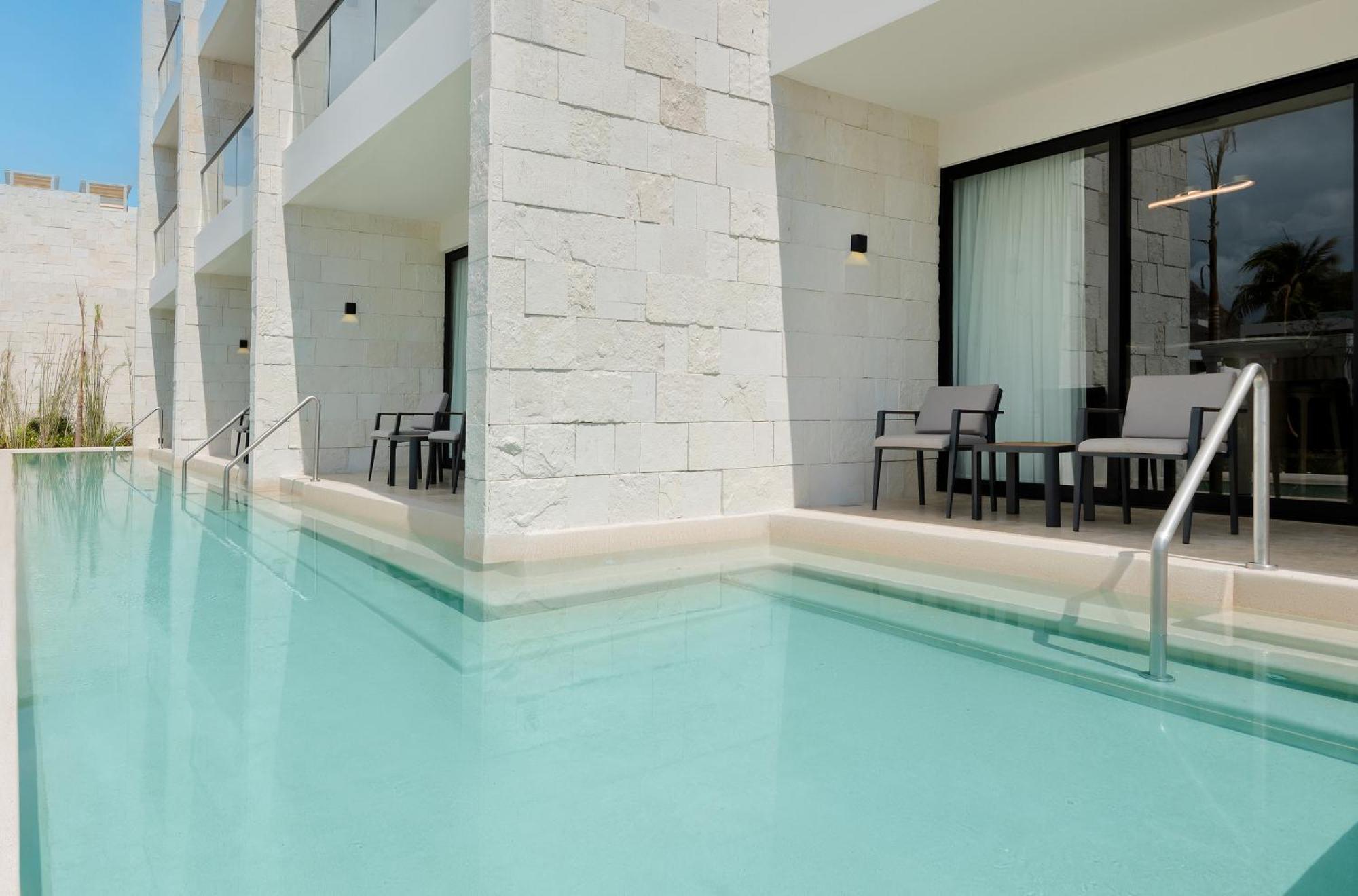 Seductive Pool View Swim-up Suite