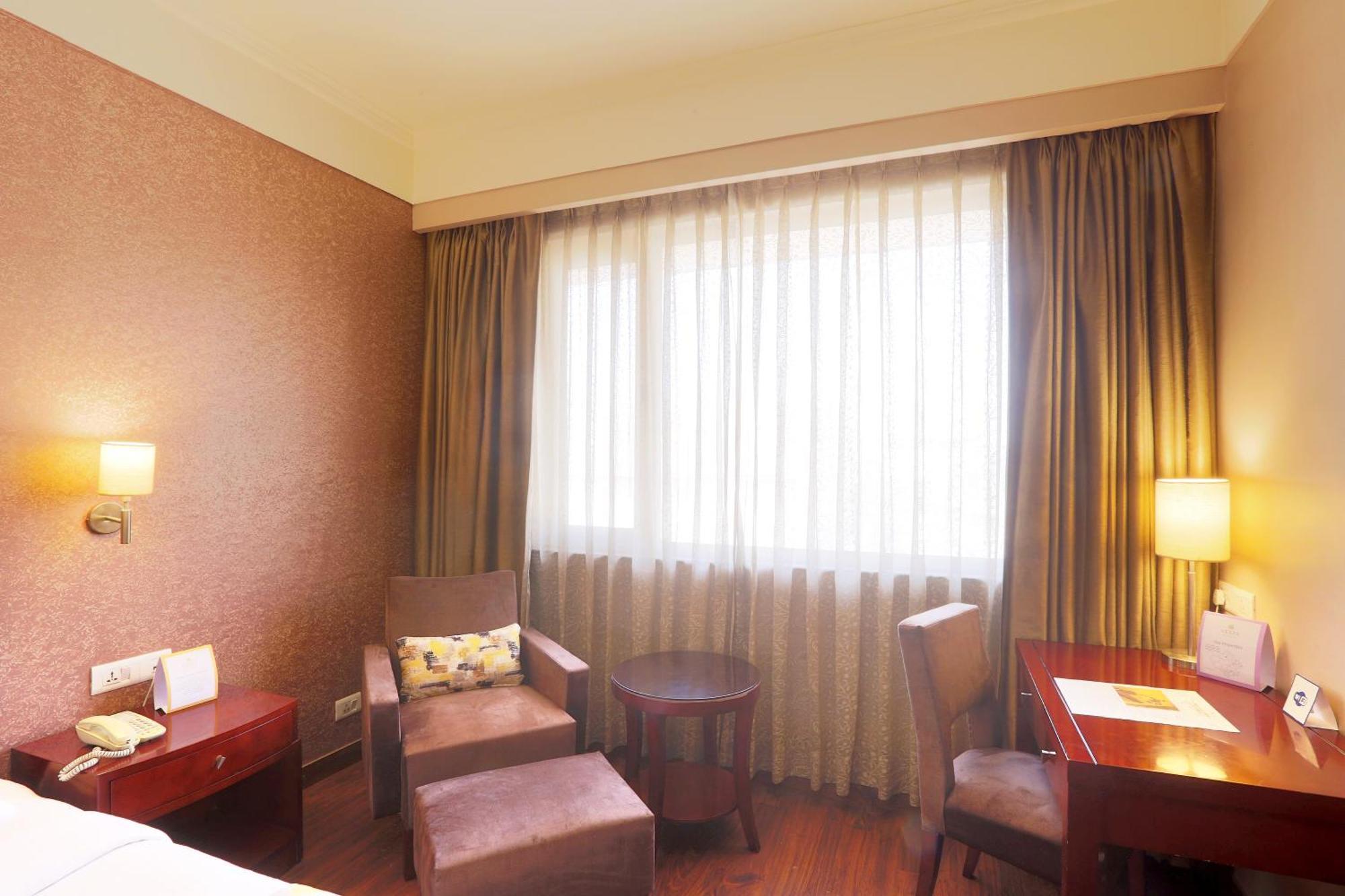Royal Deluxe:Free welcome drink,  Free parking/ Free valet parking, Free room upgrade (subject to availability), Early check-in (subject to availability), Late check-out (subject to availability), 20% off food and beverage