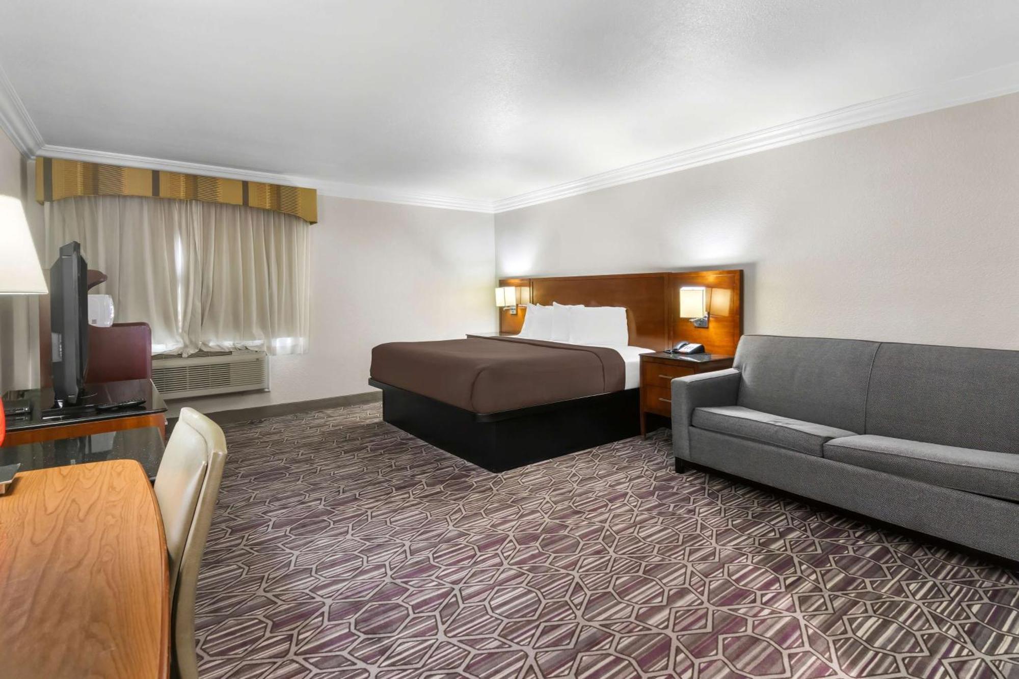 King Room with Roll-In Shower - Disability Access