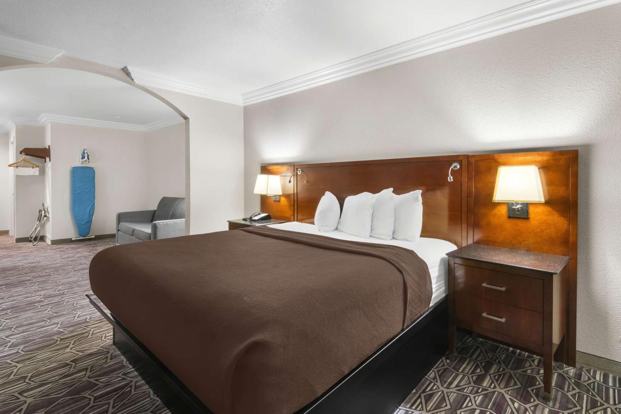 King Suite with Bath Tub and Sofa Bed - Disability/Non-Smoking