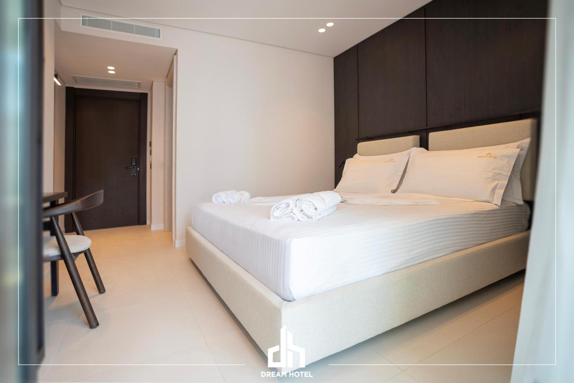 Suite with Bathtub and Swimming Pool