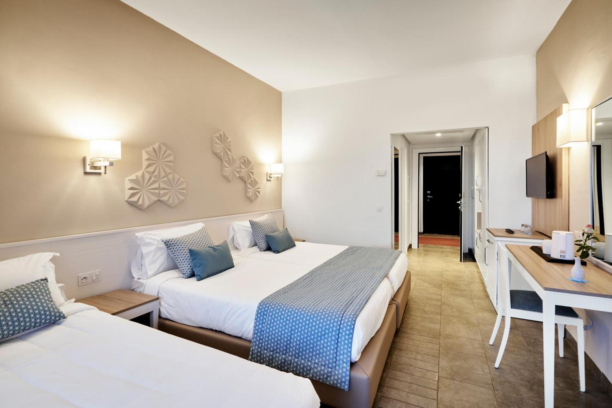 Triple Room with Sea View (2 Adults + 1 Child)