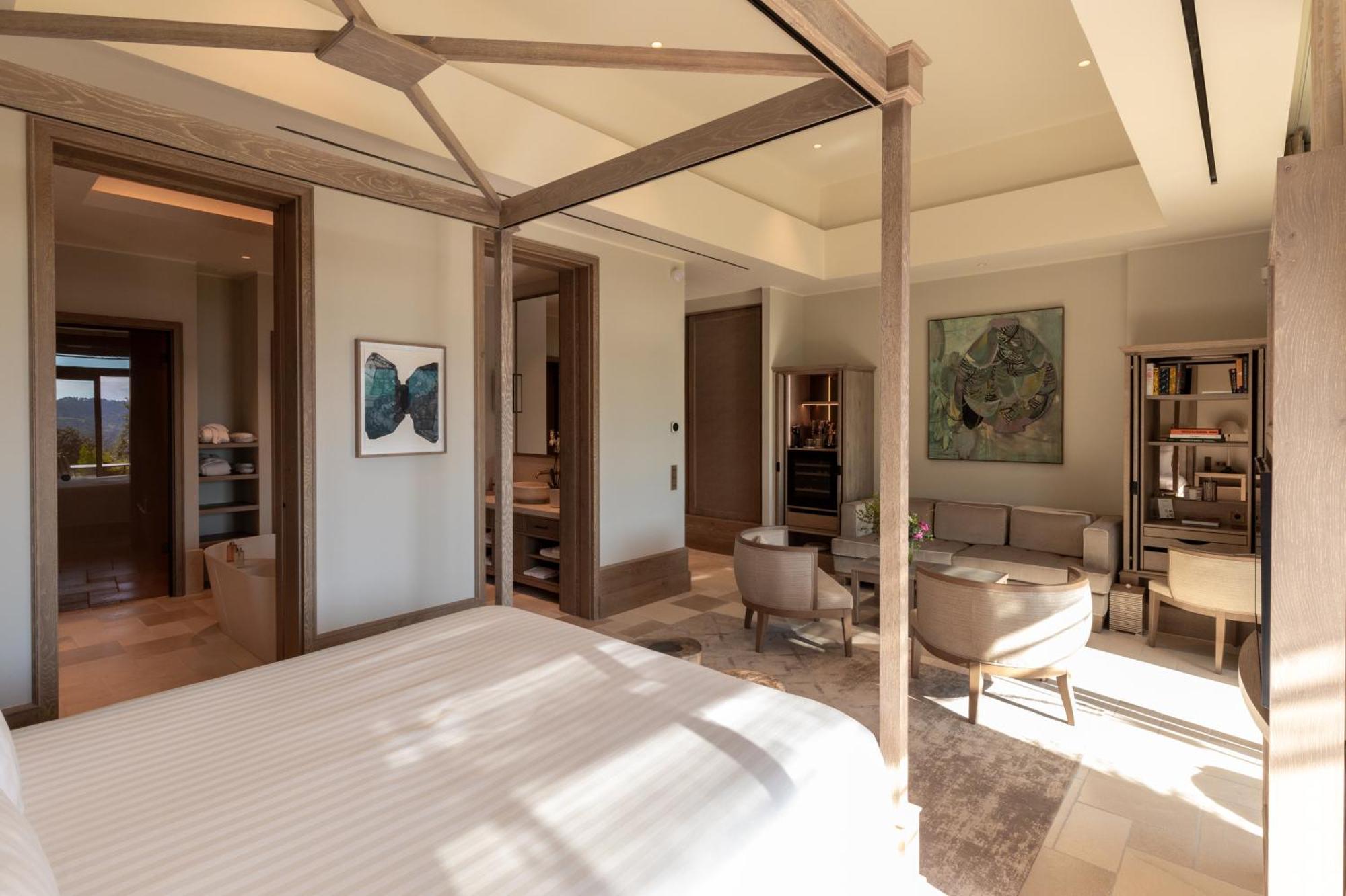 Suite with Hot Tub