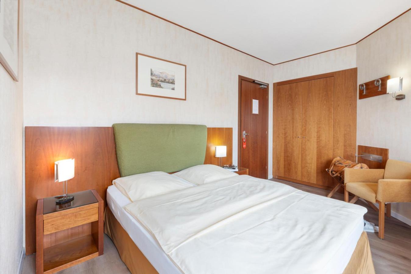 Smart Queen Room