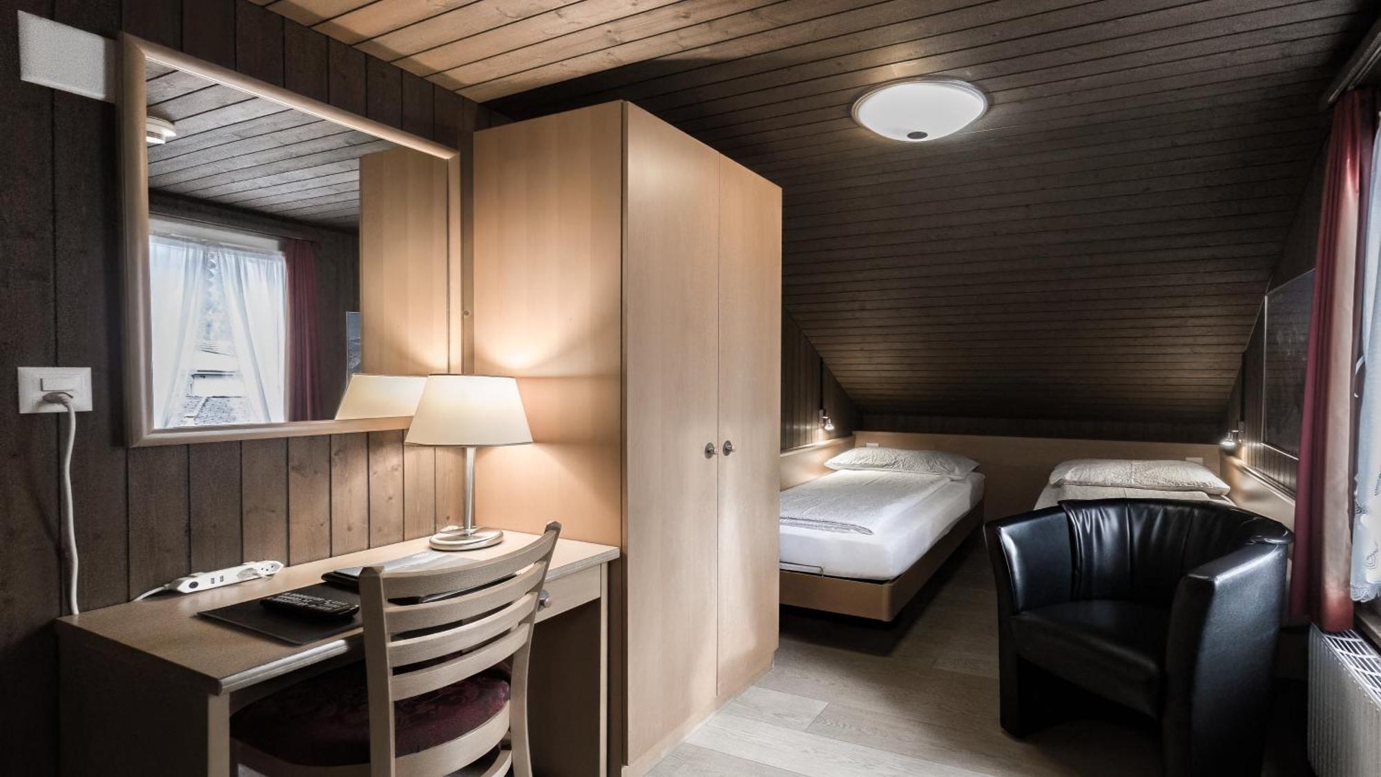 Budget Twin Room with Shared Bathroom