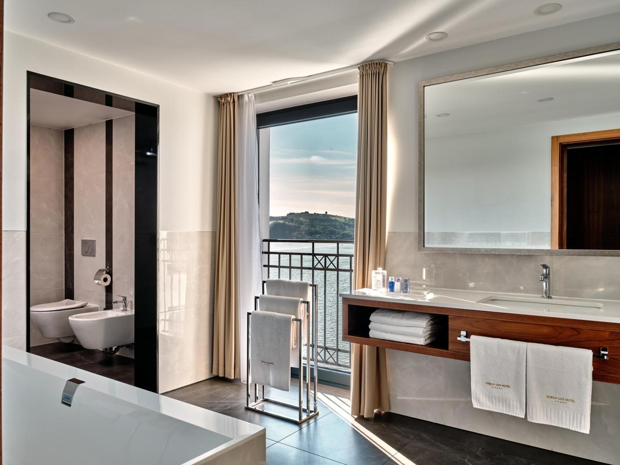 Deluxe Suite with Lake View