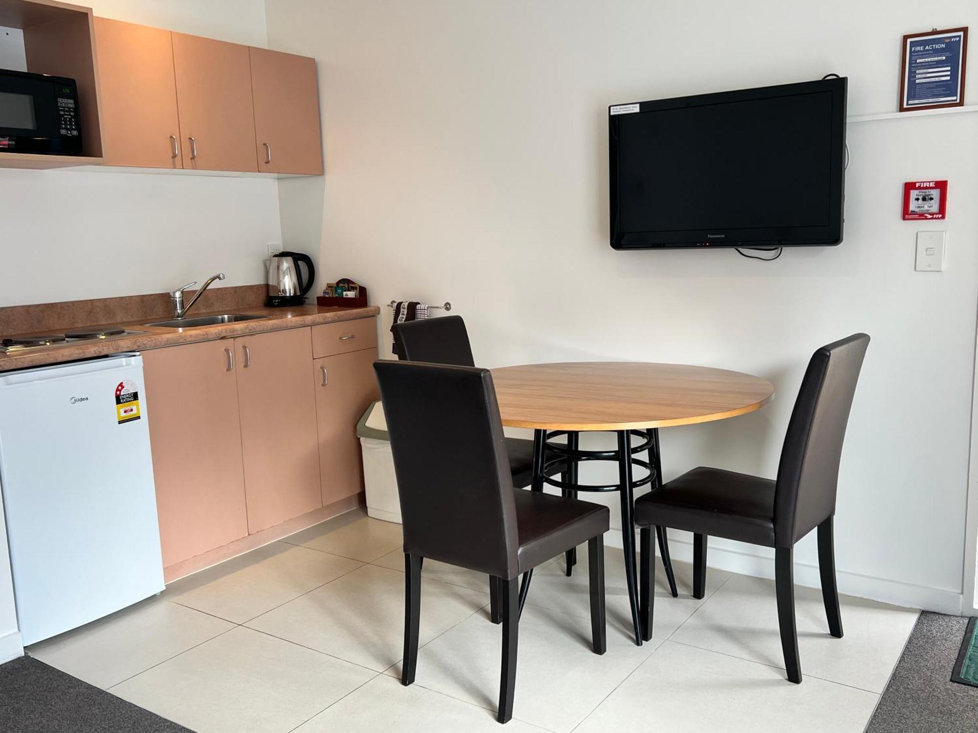 Superior One-Bedroom Apartment with Full Kitchen