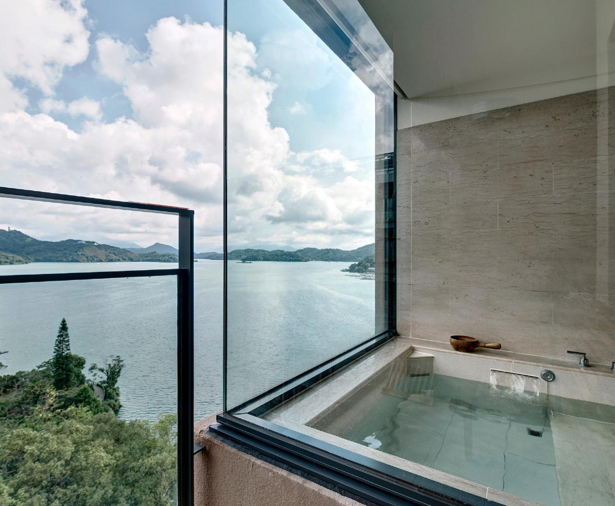 Premier King Lake View