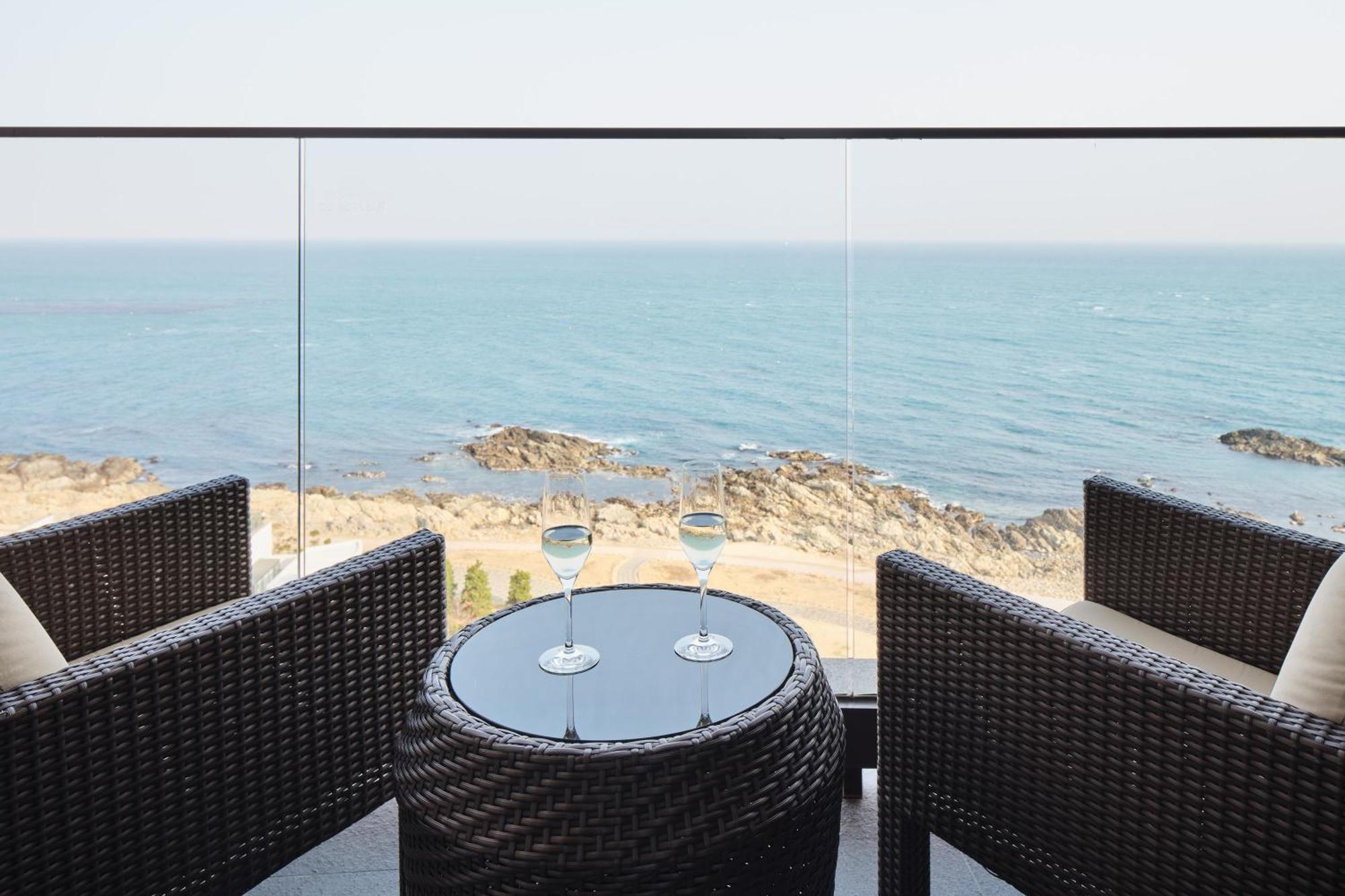 Cabin B Ocean View Twin Bed-Long Stay (4 nights), KRW 50,000 F&B Credit per night