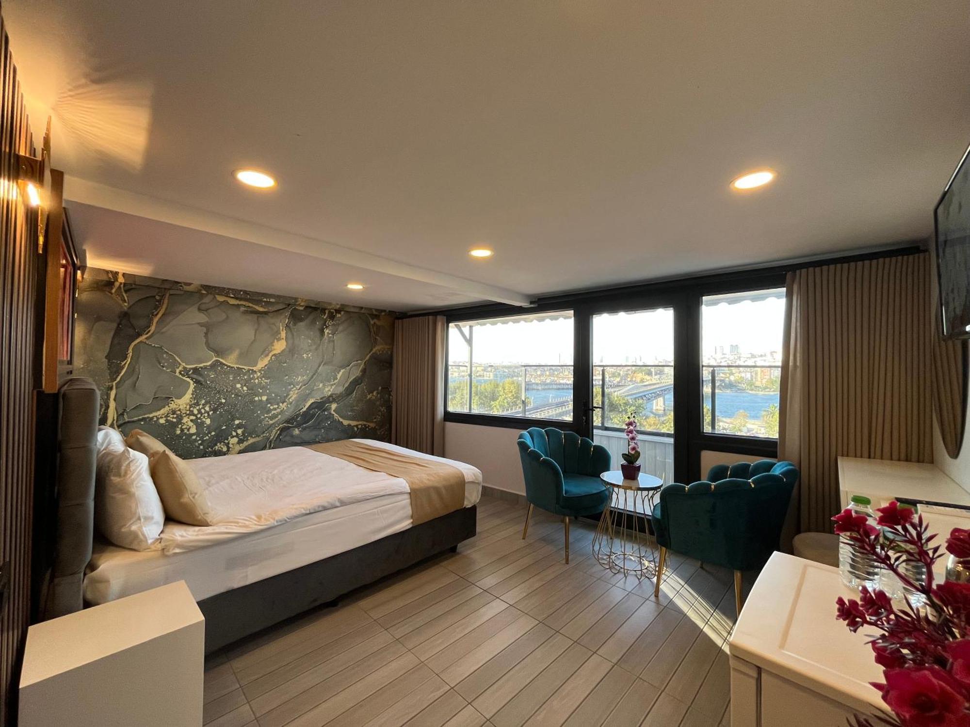 Double Room with Balcony and Sea View