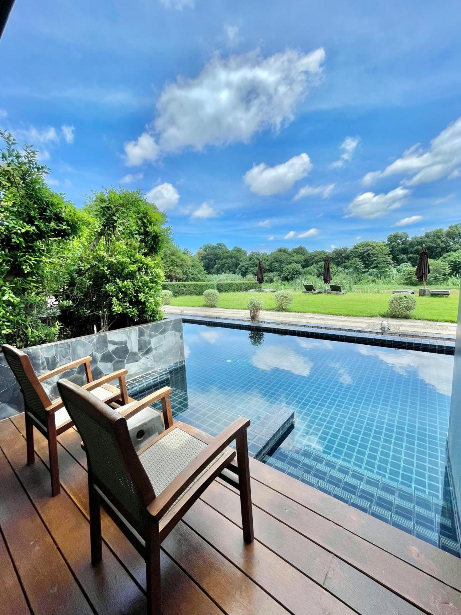 Deluxe Room With Pool Access