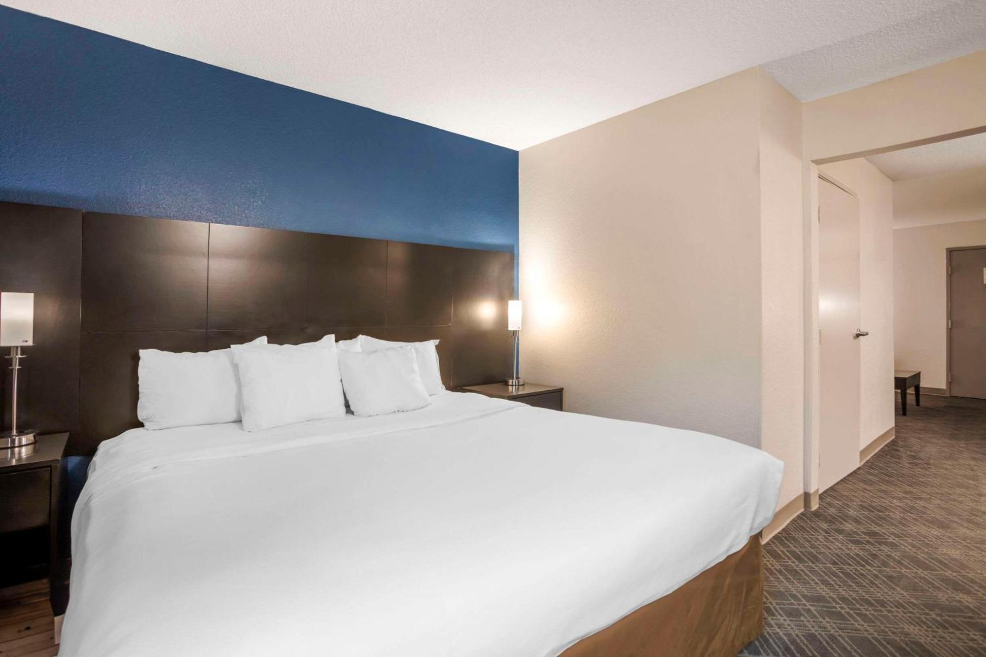 King Suite with Whirlpool - Non-Smoking