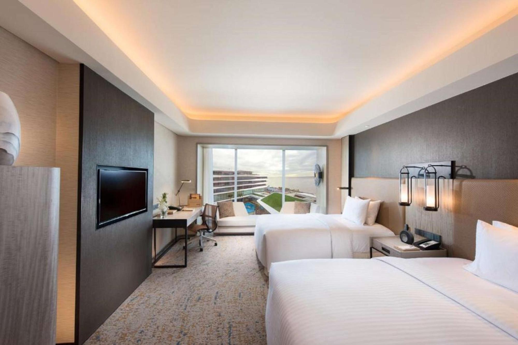 Deluxe Twin Room with Pool View and Partial Bay View