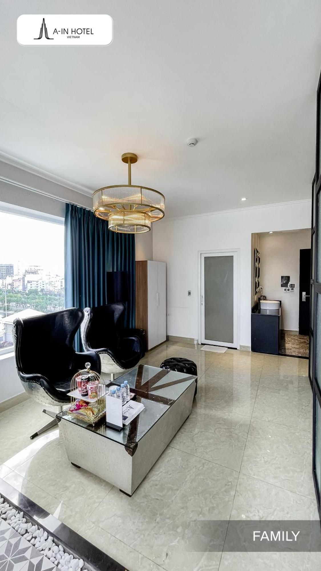 Family Room with City View, Bathtub