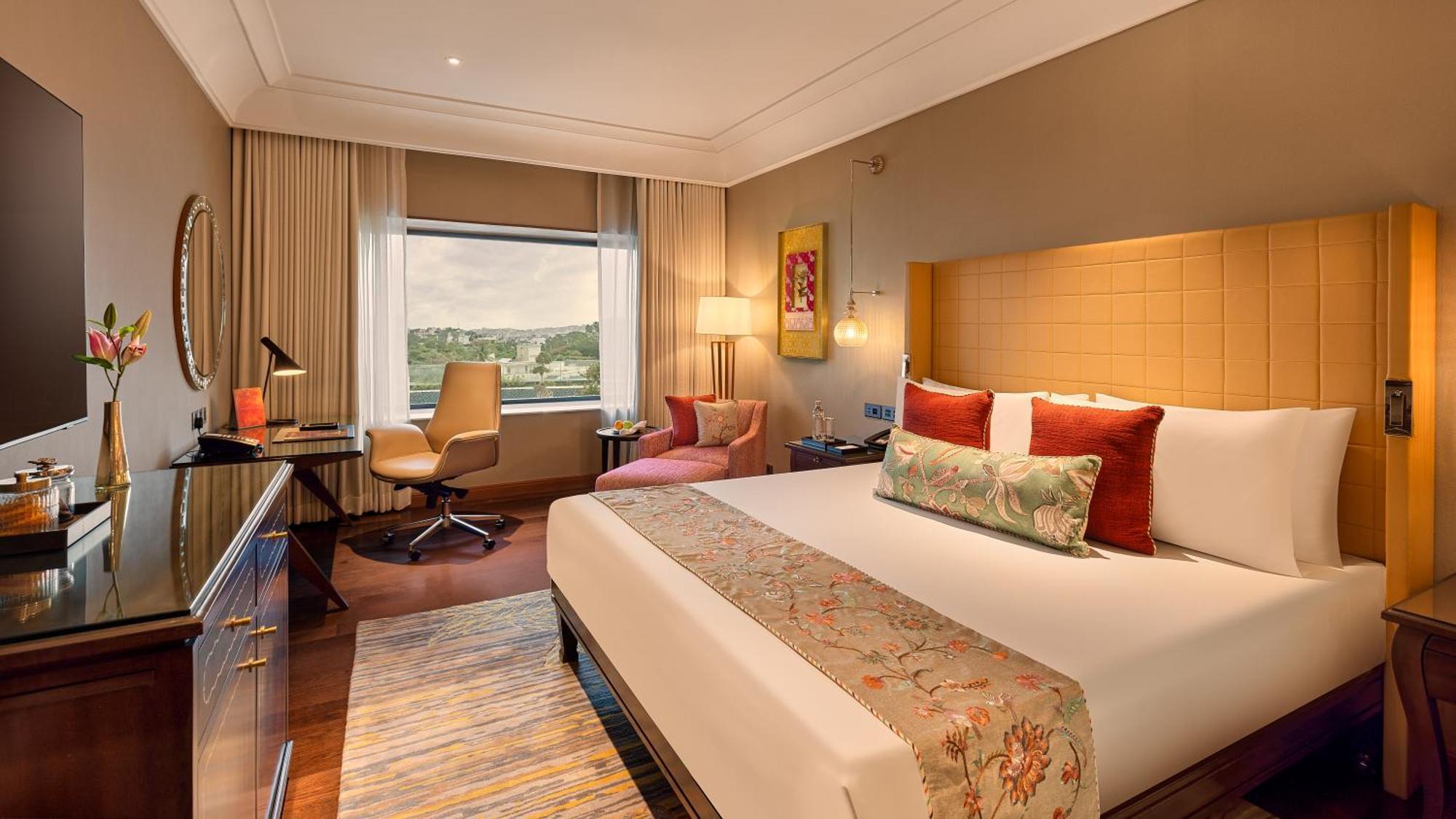 The Regent | Complimentary Minibar with 2 Pints of Beer