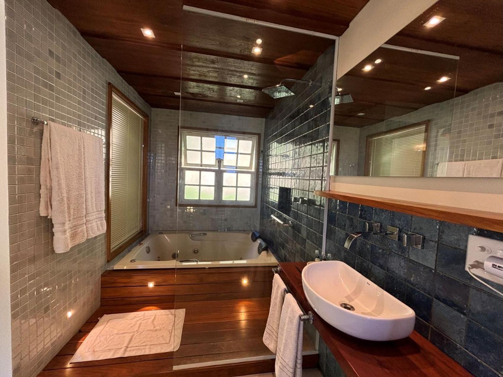 Queen Suite with Spa Bath