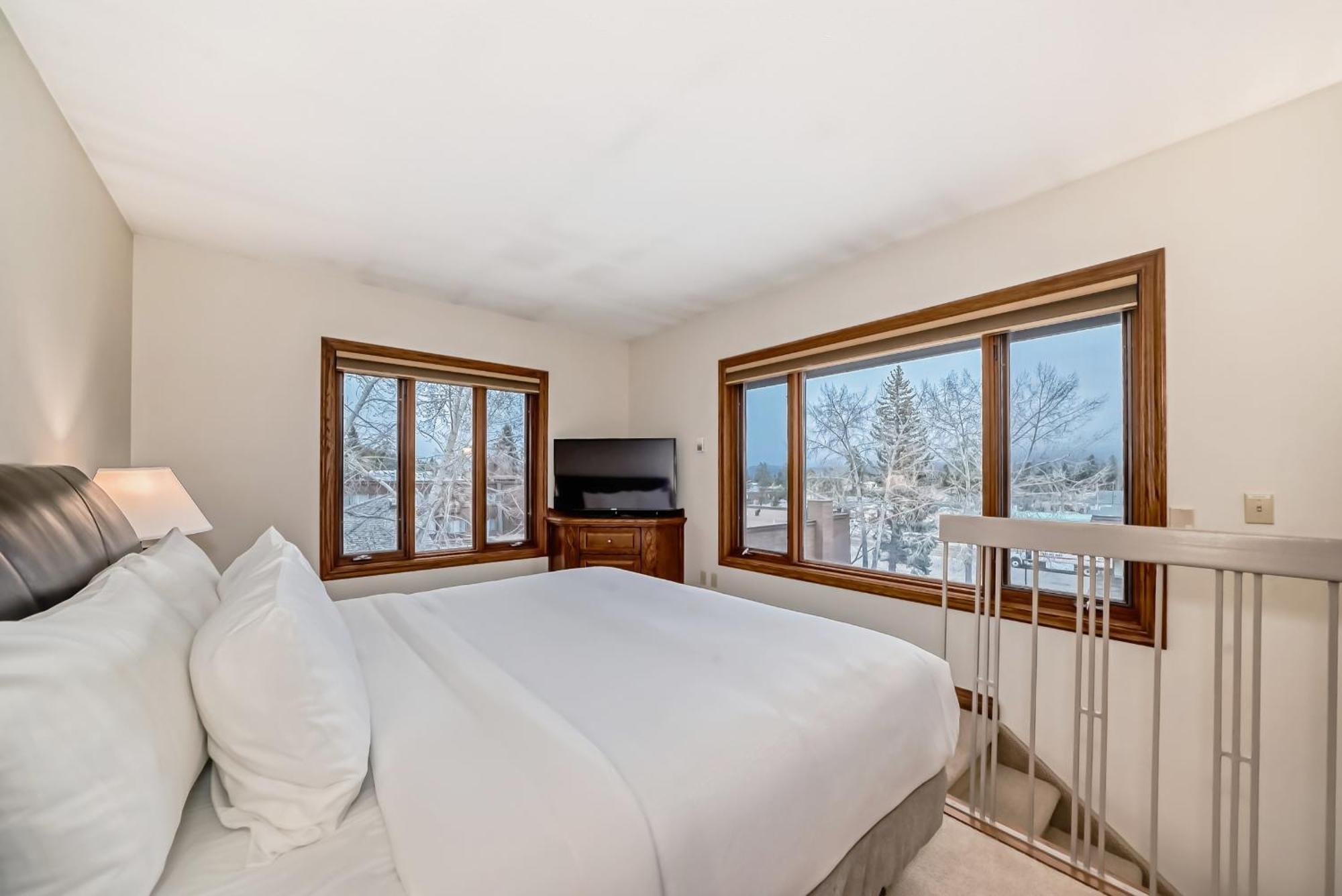 King Suite with Mountain View - Non-Smoking