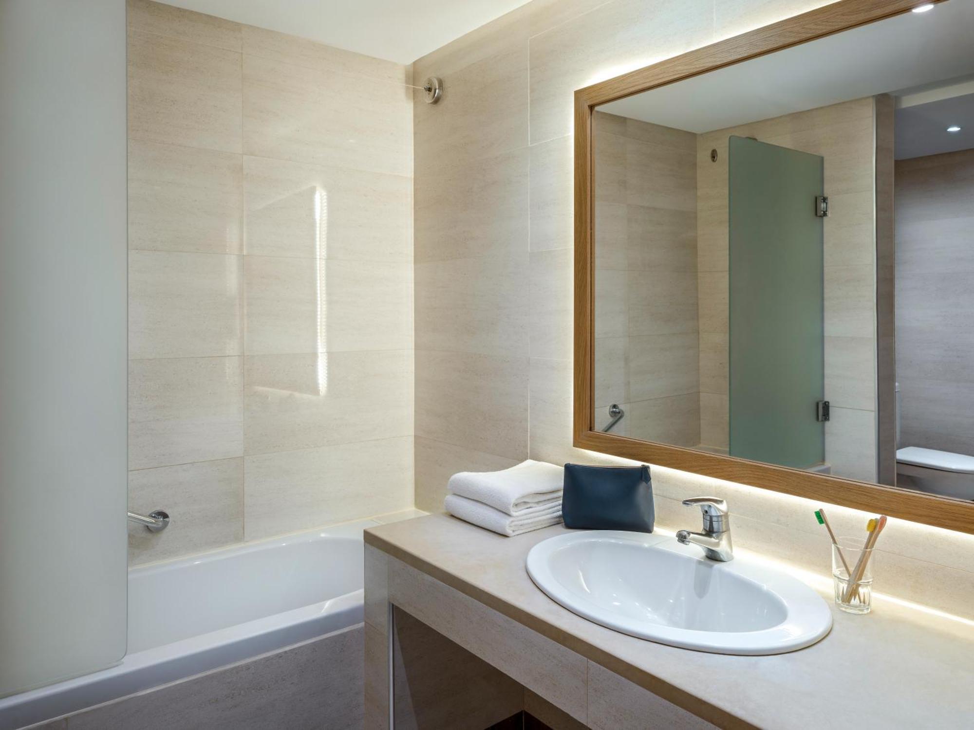Deluxe Double or Twin Room with Pool Access