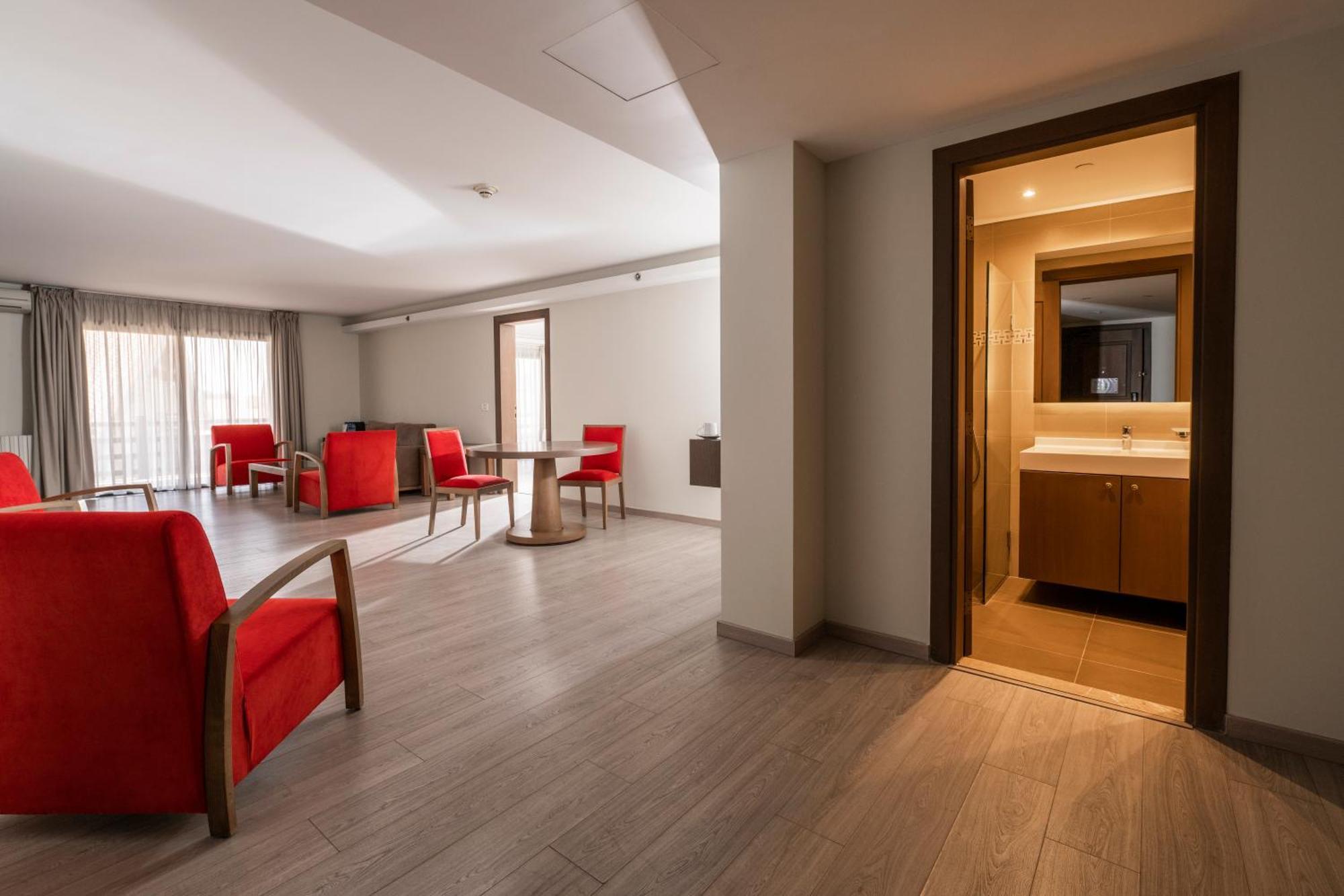Diplomatic Suite with Slopes View
