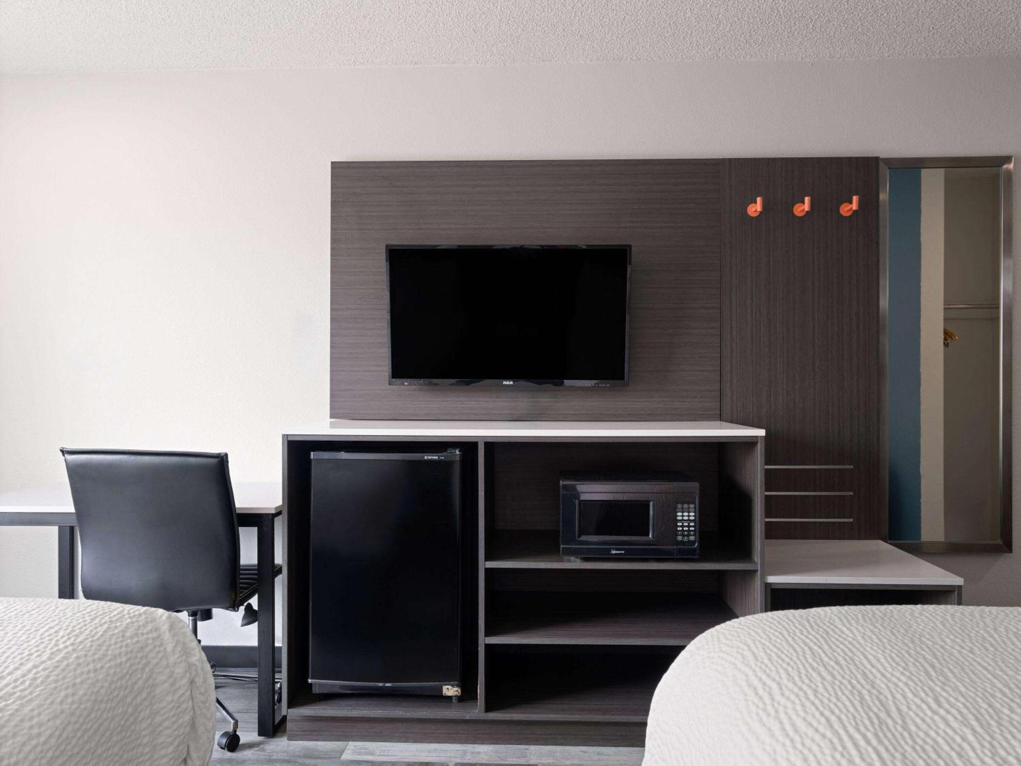 Double Room with Roll-In Shower - Mobility/Hearing Accessible - Non-Smoking