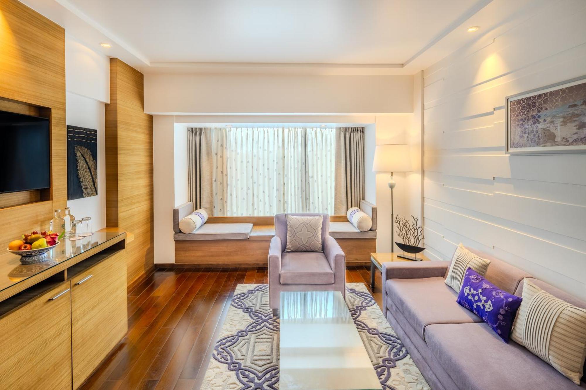 Deluxe Suite City View King Bed
