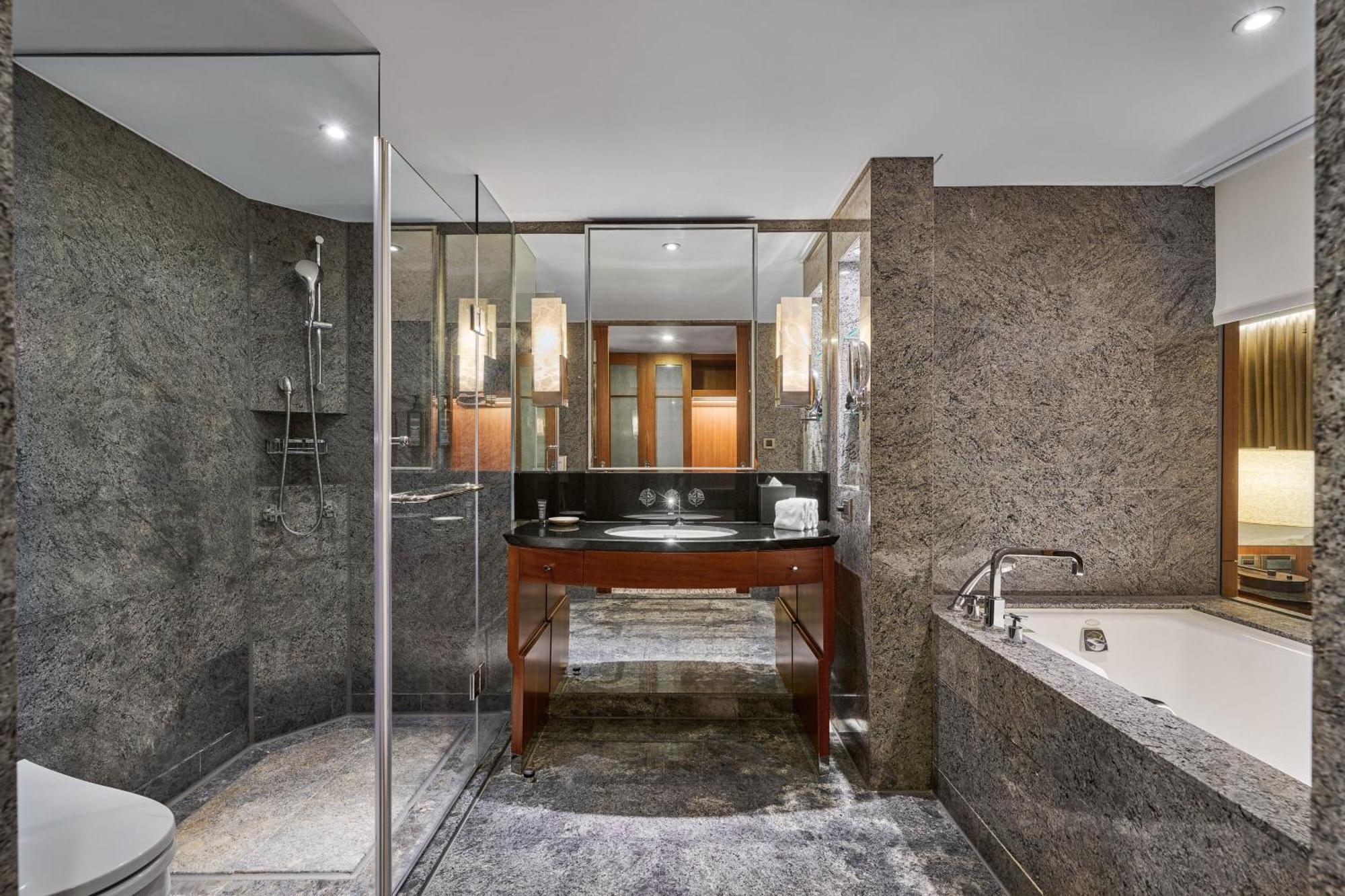 Diplomatic King Suite