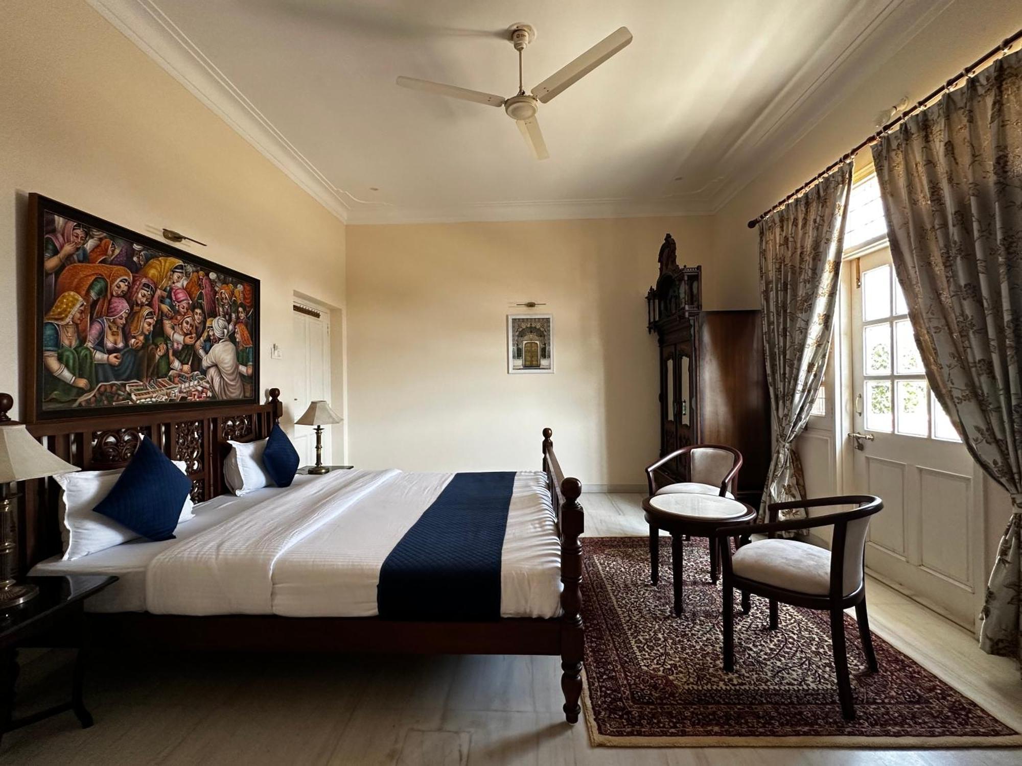 Deluxe Double Room with Balcony Bay window and mountain view