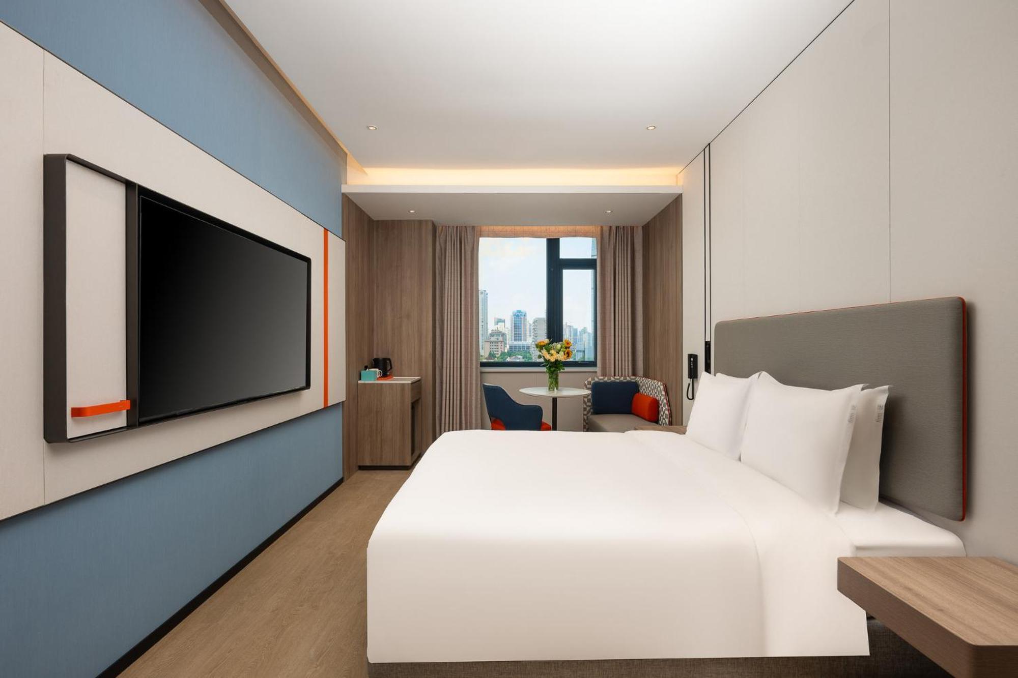 Standard Queen Room with City View