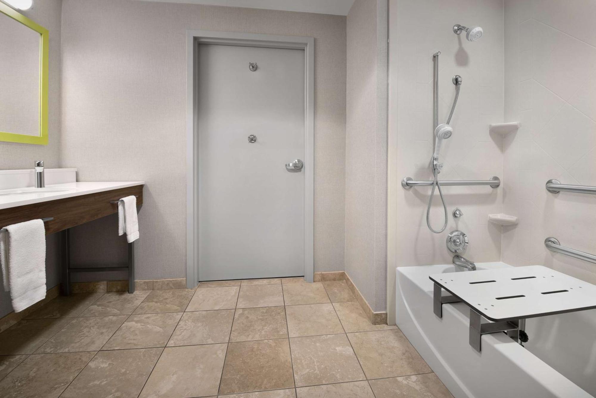 King Room with Accessible Tub - Mobility and Hearing Access/Non-Smoking
