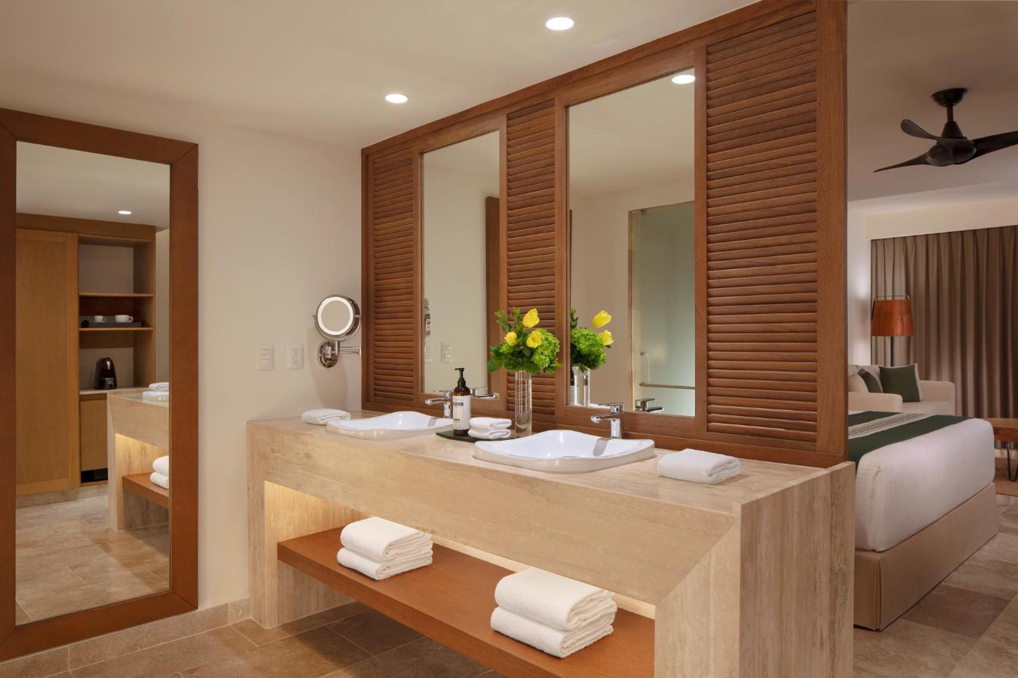 King Junior Suite Swim-Out Ocean Front View