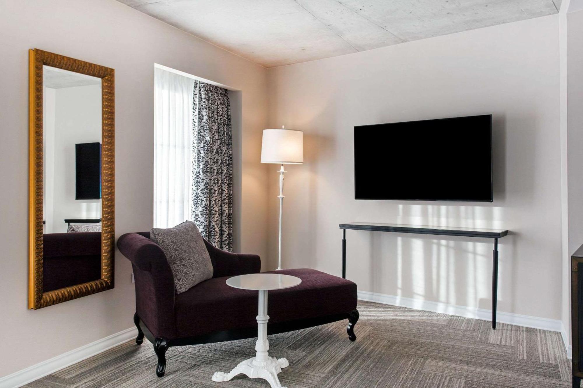 Standard Room, 1 King Bed, Hearing Accessible, Non Smoking