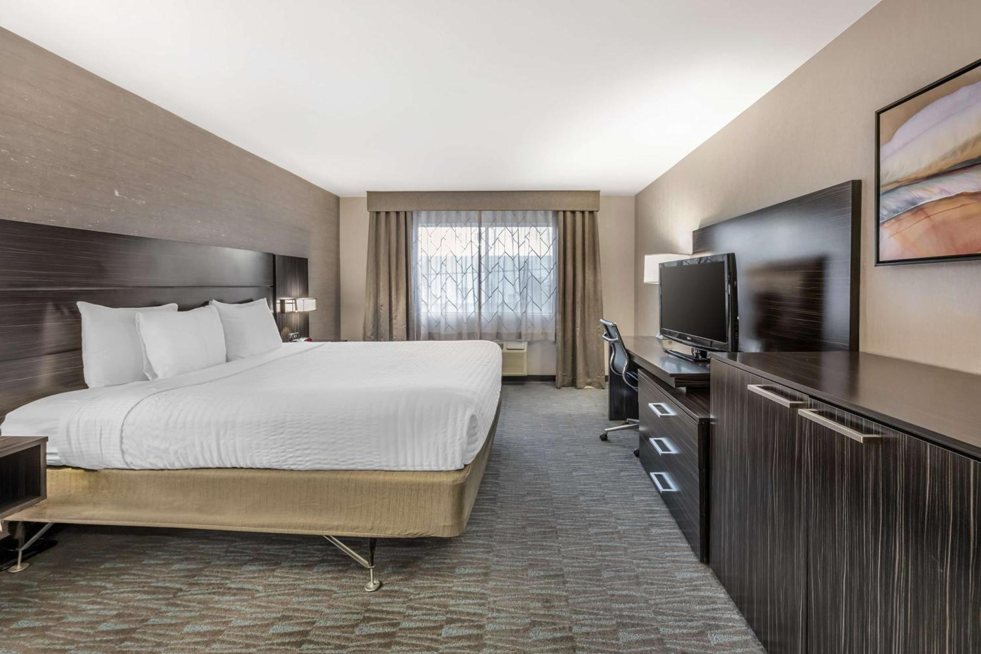 King Room with Roll-in Shower - Disability Access/Non-Smoking