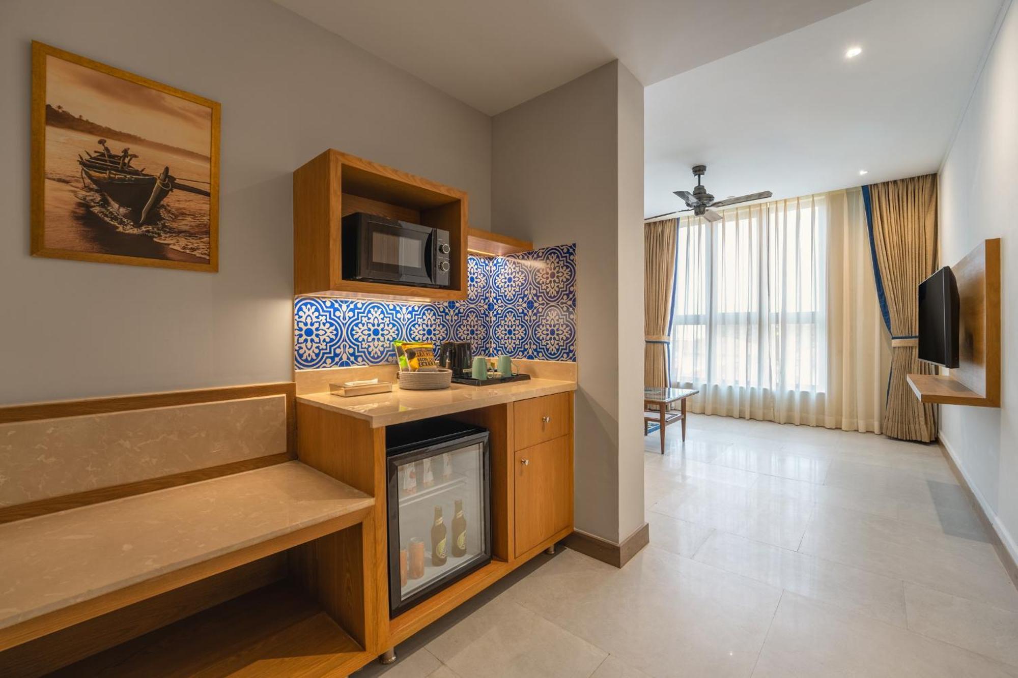 Junior Suite Twin Bed - City View - Comp Minibar once per stay - 15% Disc on F&B, 15% Disc on Couple SPA 60 MIN - Happy Hours @Deck 88 (1:00pm to 6:00pm)