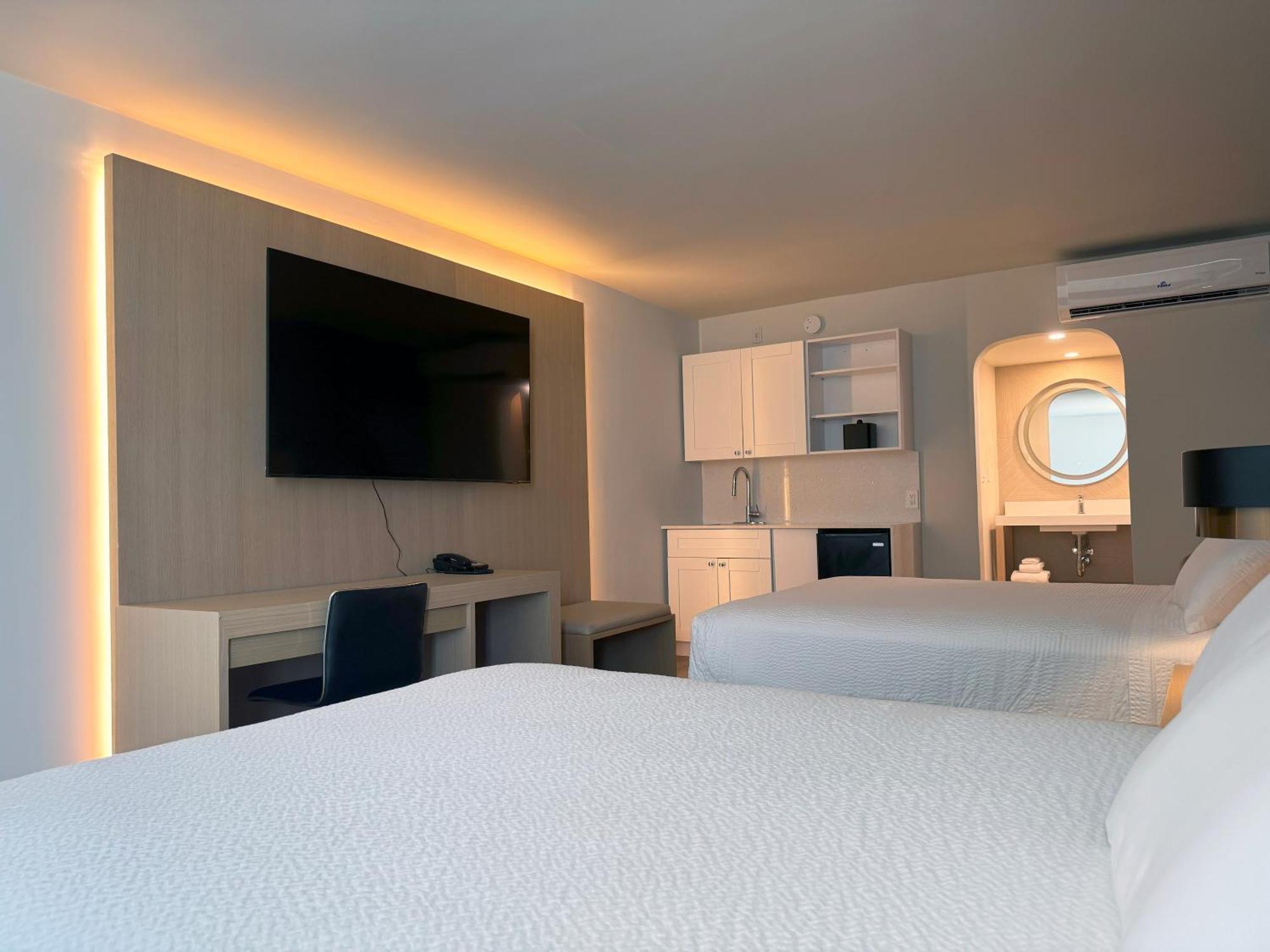 Deluxe Suite with Two Queen Beds and Sofa Bed - Non-Smoking