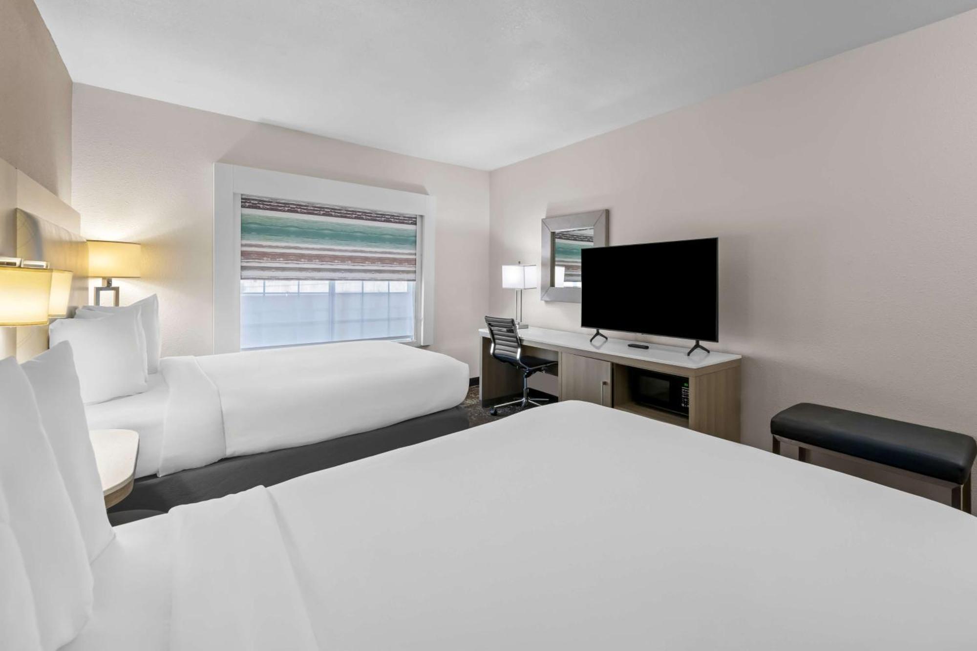 Queen Room with Two Queen Beds and Bath Tub - Disability Access