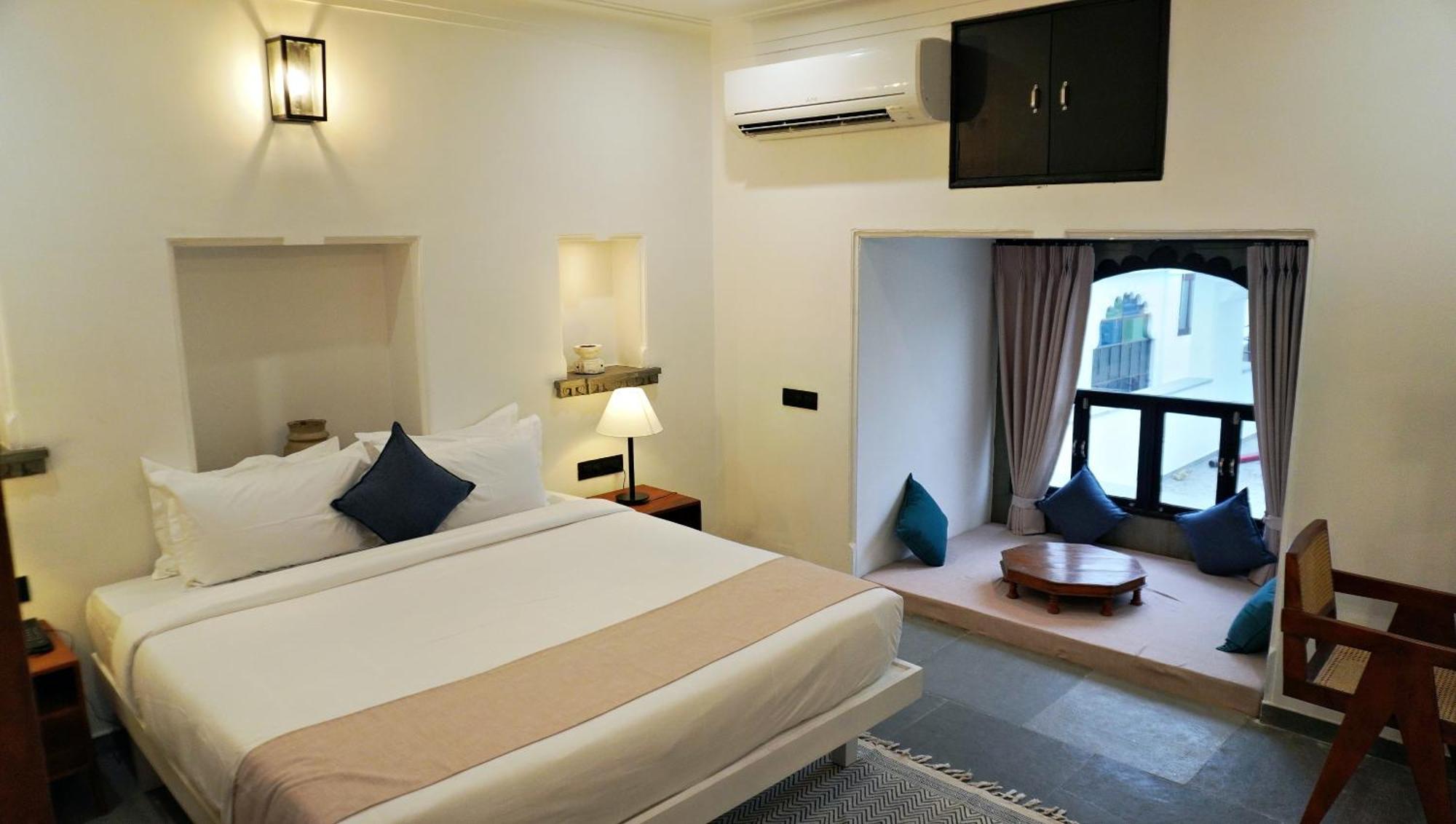 Deluxe King Room: complimentary pick-up from Chandpole Parking. Kindly inform us one day prior to arrival.