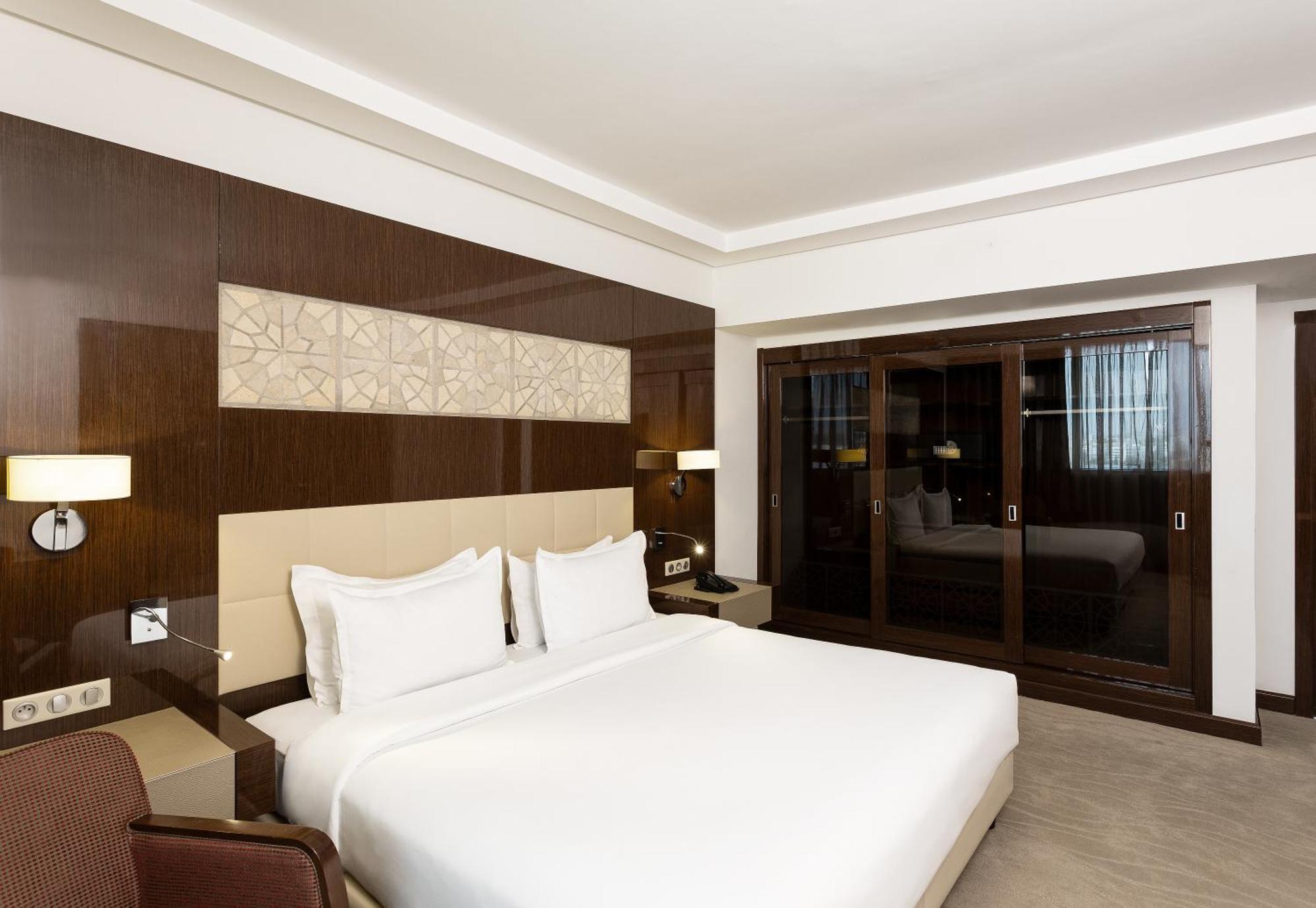 Two-Bedroom Suite with Lake View - Lounge Access
