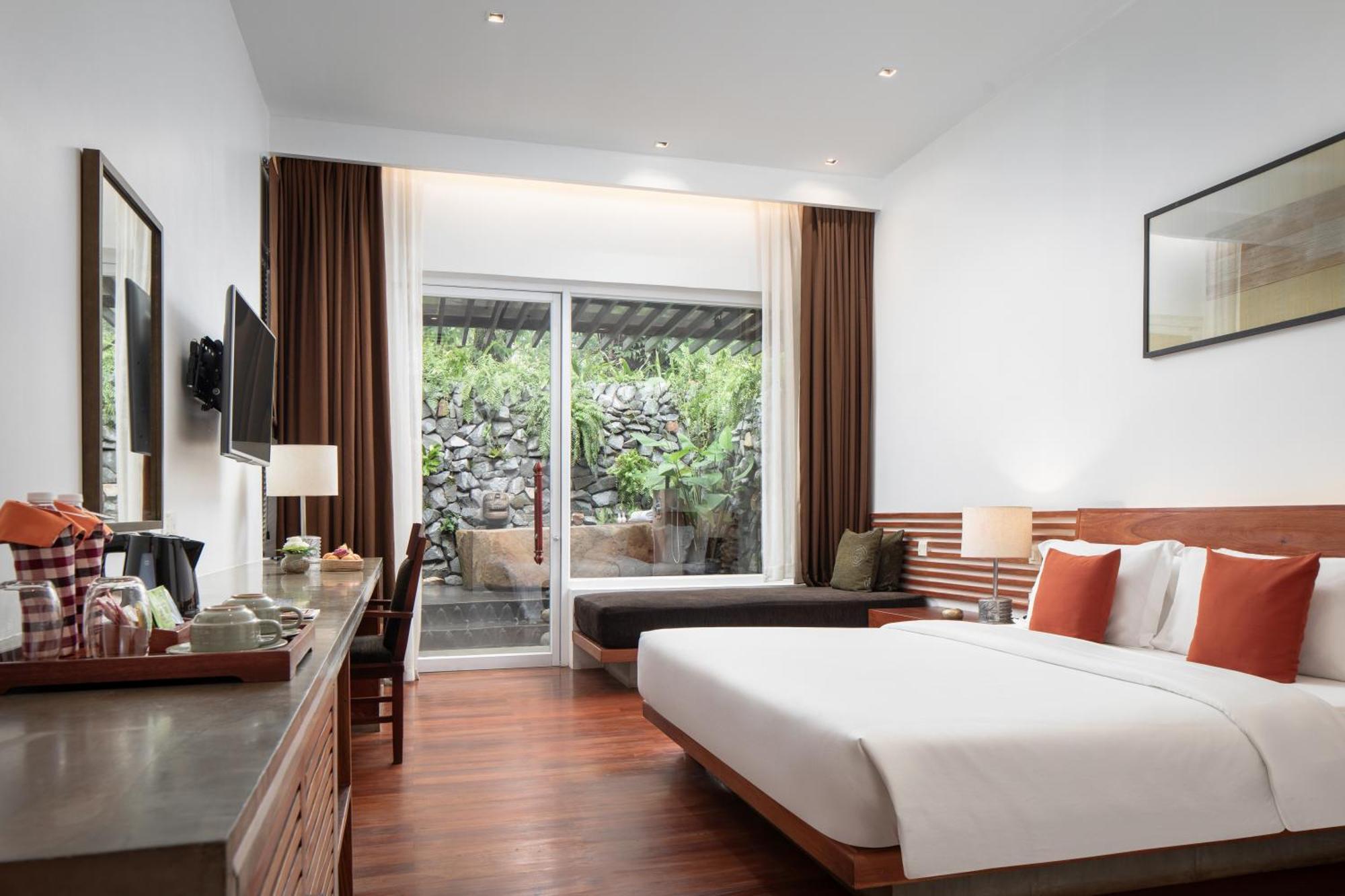 Bungalow Suite with Outdoor Bathtub