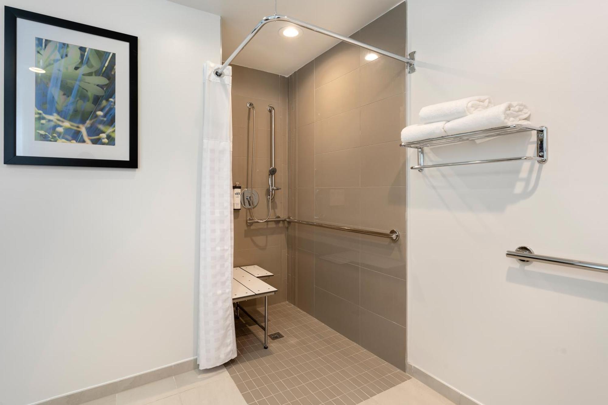 Den King Room with Roll-in Shower - Disability Access