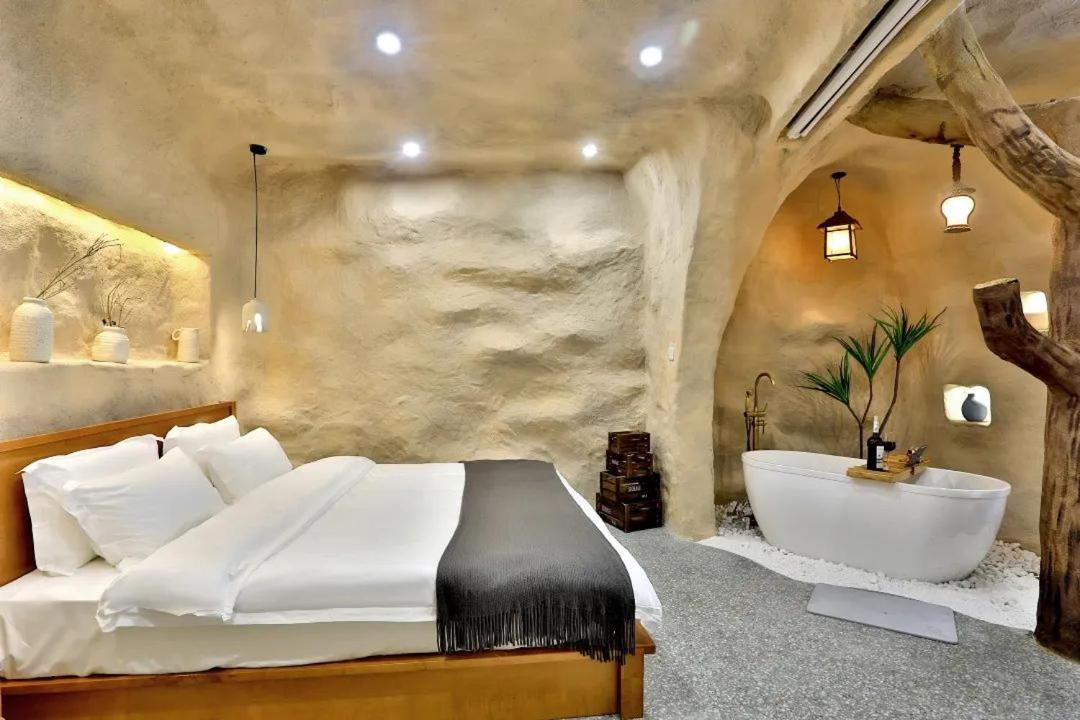 King Room with Roll-In Shower - Disability Access