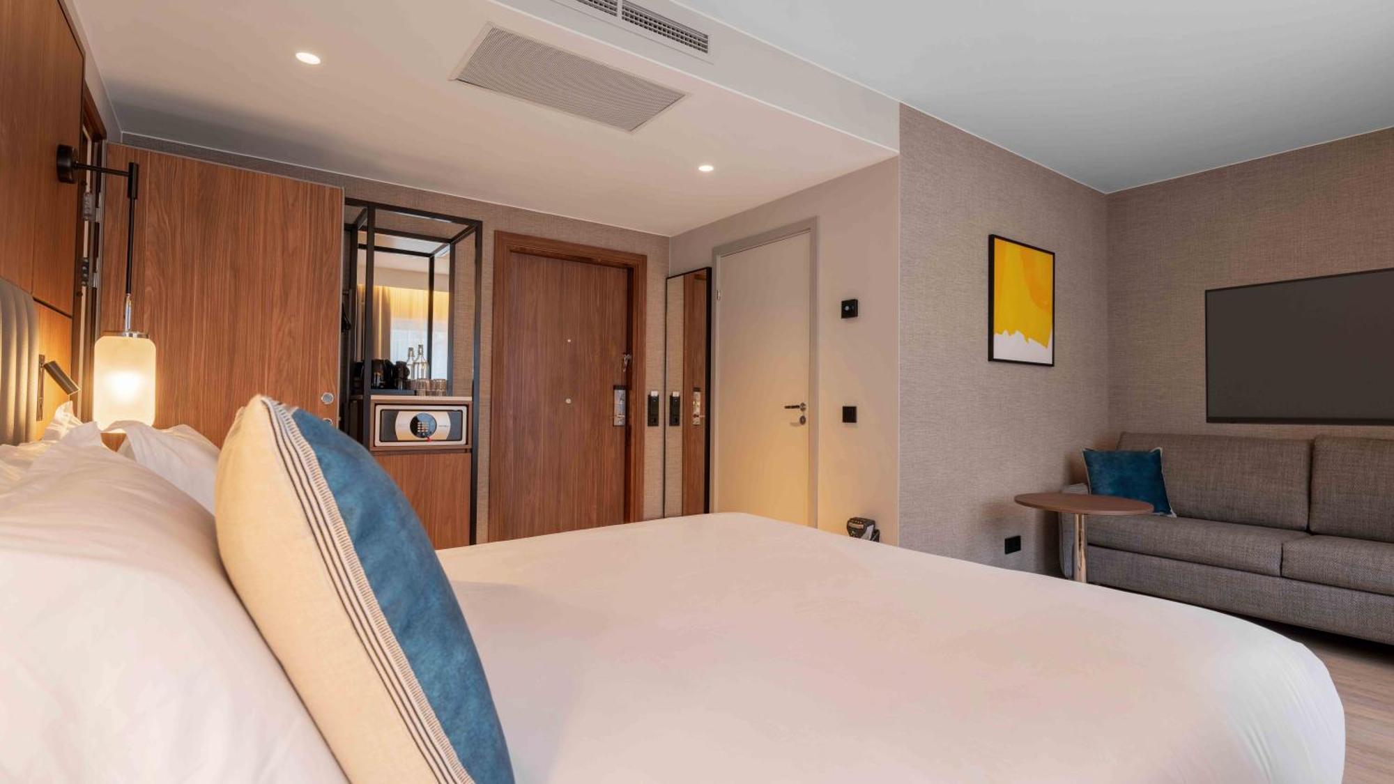 Cozy Queen Room with Free Spa Access - Accessible