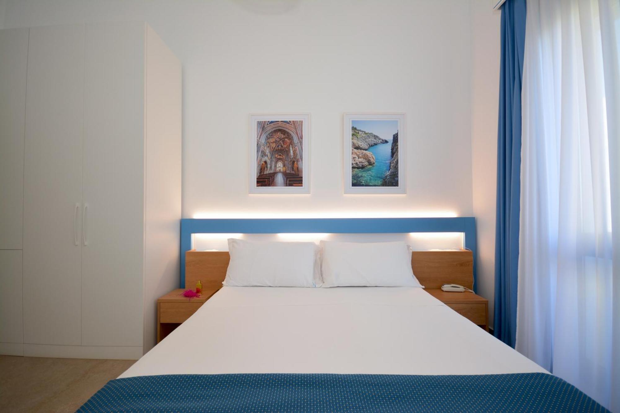Double Room with Balcony and Lateral Sea View