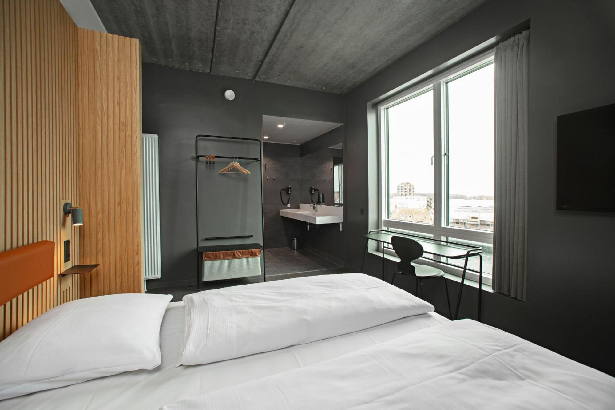 Standard Double Room with One King Bed