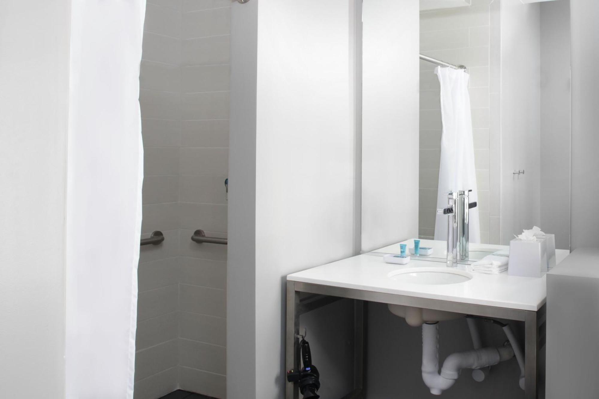 Aloft Double Room - Mobility/Hearing Accessible with Roll-In Shower