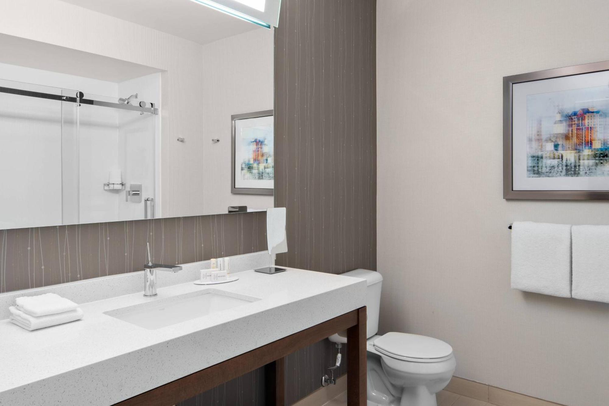 One-Bedroom Queen Suite with Two Queen Beds, River View, Sofa Bed and High Floor